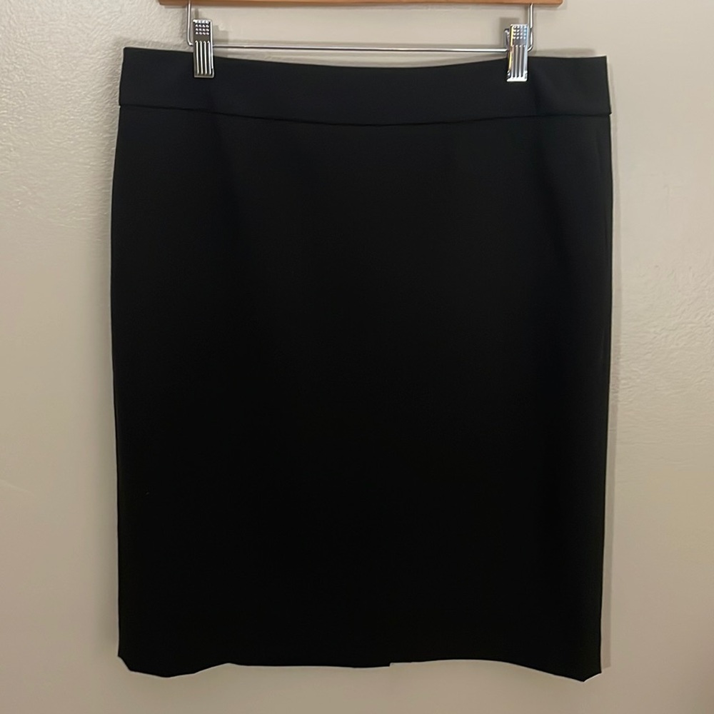 EUC Calvin Klein Invisible Fit Solutions Skirt. 12